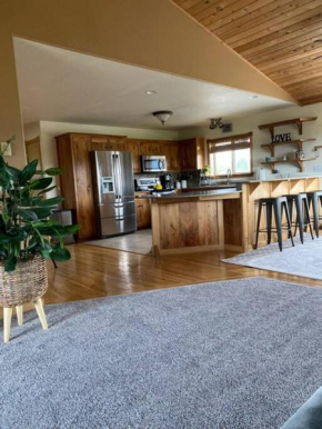 Cozy 4 Br cottage with views of Canadian Rockies.